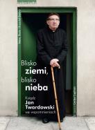 Blisko ziemi, blisko nieba. Ks. J.Twardowski .... Autor: Opracowanie zbiorowe. ZdrowePodejscie.pl Okładka książki Blisko ziemi, blisko nieba. Ks. J.Twardowski ...