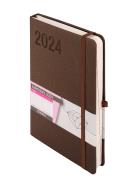 Kalendarz 2024 Rubi A5 brąz DNS. Autor: -. ZdrowePodejscie.pl Okładka książki Kalendarz 2024 Rubi A5 brąz DNS