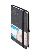 Kalendarz 2025 Sakura A6 TDW czarny. Autor: -. ZdrowePodejscie.pl Okładka książki Kalendarz 2025 Sakura A6 TDW czarny